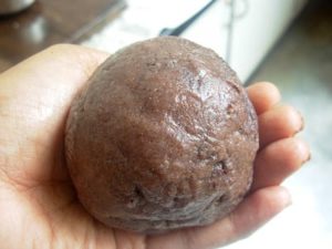 Featured Image Credits: https://www.smithakalluraya.com/ragi-mudde-ragi-sankati-ragi-kali-ragi-balls-easy-method-recipe/